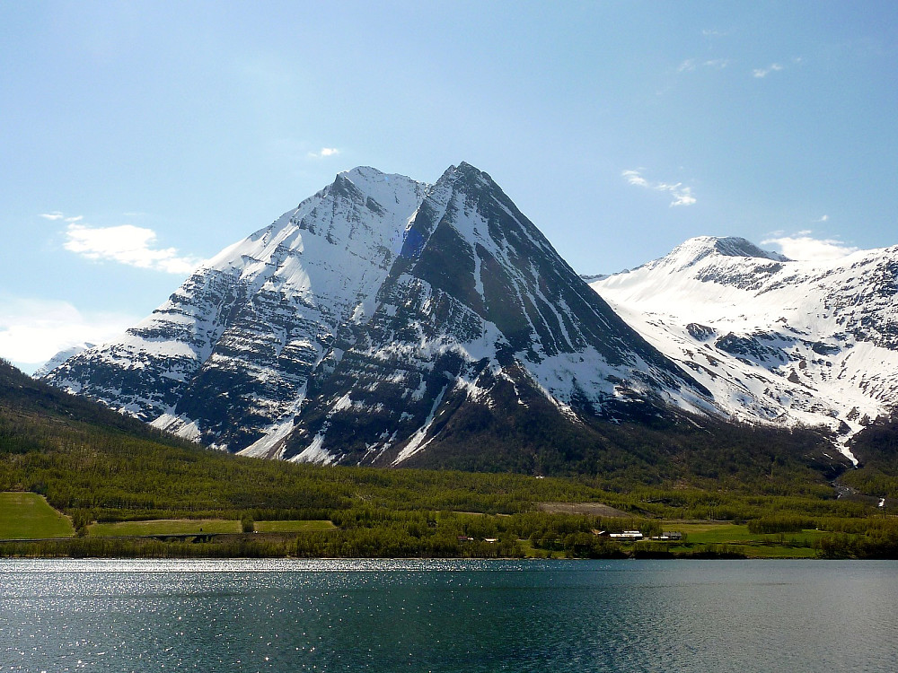 Store Russetinden, seen from the E8 just northwest of Nordkjosbotn