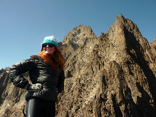 Sara on the ridge just above the col, with Batian (~5200m) right above us