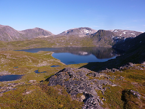View across Skorelv-vatnet, northestern side of Synnovjordtinden