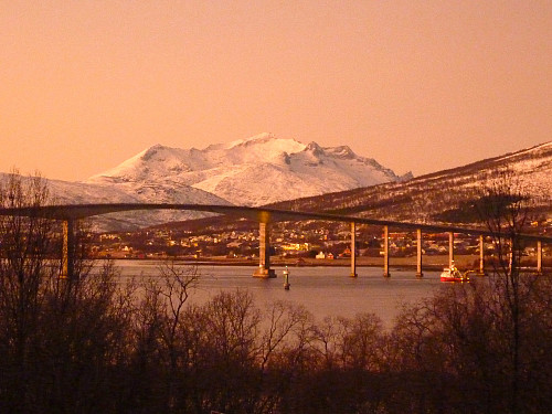 Et majestisk fjell i vakkert mørketidlys (bildet var tatt 22 Desember 2012) 