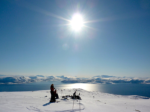 Lunsjpause kl.14. Utsikt mot nord-Ringvassøya