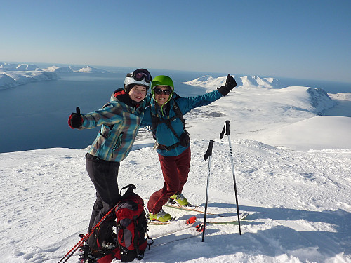 To kjempefornøyde jenter: Ilona og jeg på toppen før vi begynte nedkjøring