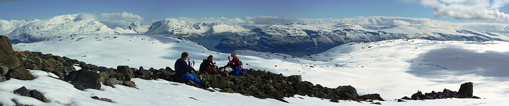 Lunsjpause med utsikt mot Kåfjordalpene