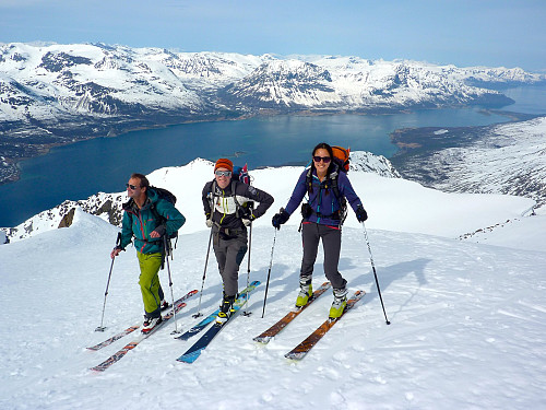 Ole Fredrik, Sondre og meg på siste etappen til Holmbukttinden med Sørfjorden i bakgrunnen
