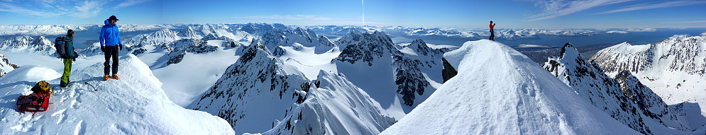 Summit panorama with Ole Fredrik and Øyvind to the left and Sondre on the other end of the ridge