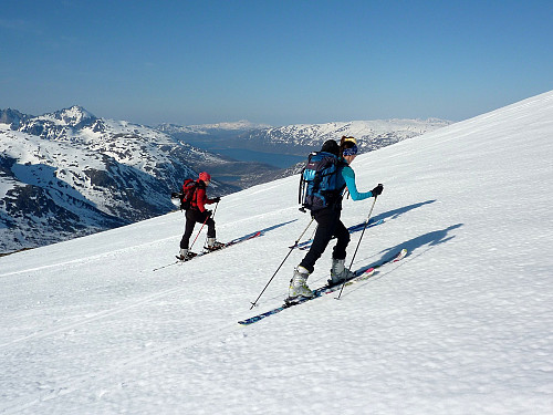 Ilona og Kamila går mot toppen med Kaldfjord i bakgrunnen