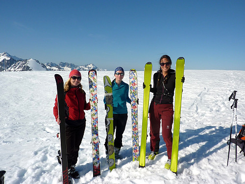 Tre par ski, to par skifeller, men alle klarte å komme seg opp!