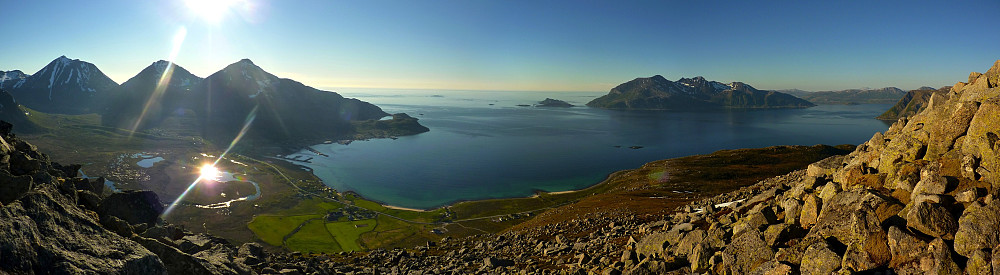 Utsikt mot (v-h) Sørtind, Mellomtind og Tromtind og Vengsøya