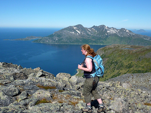 På toppen med Vengsøya bak Hanneke