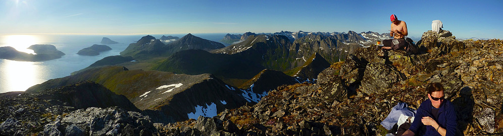 Utsikten mot fjellene omkring Vasstrand og Rekvik fra Vasstinden