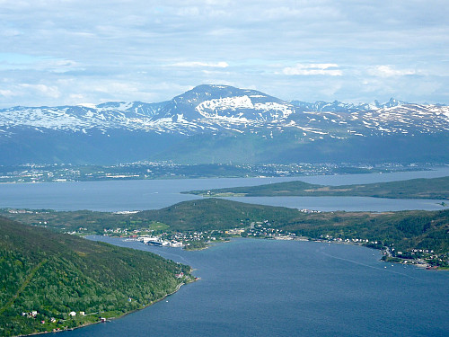 Utsikt mot Tromsdalstinden og byen fra turen opp Buren