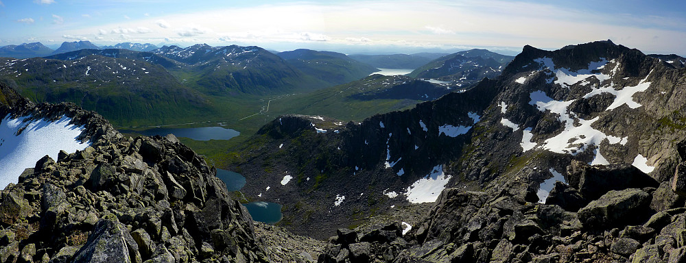Utsikten over Kattfjordeidet, tatt like under toppen