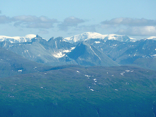 Utsikten mot Jiehkkevarri (tror jeg) og andre fjell på fastlandet