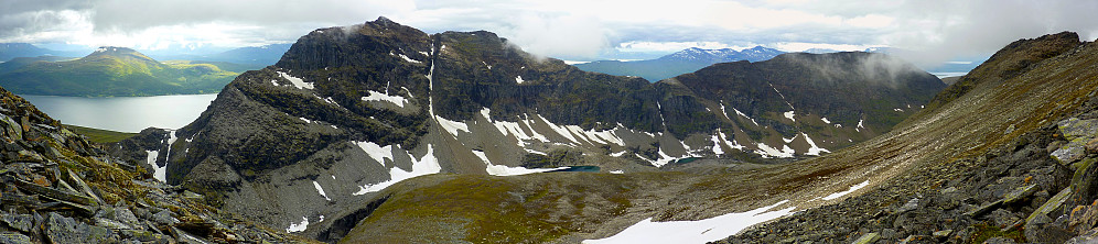 Utsikten mot Svartnestinden, like under toppen av Snømannen