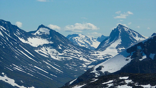 Noen fjell som er sett med en god del zoom på kameraet
