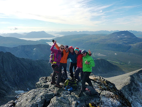 Gruppebilde på toppen med Tromsdalstinden bak oss