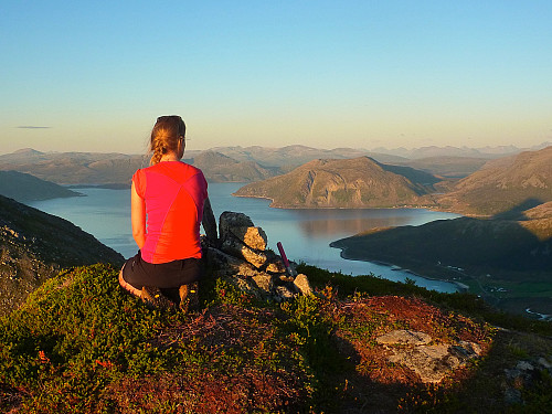 Siv checking out the views to the north and east from Mellomtinden