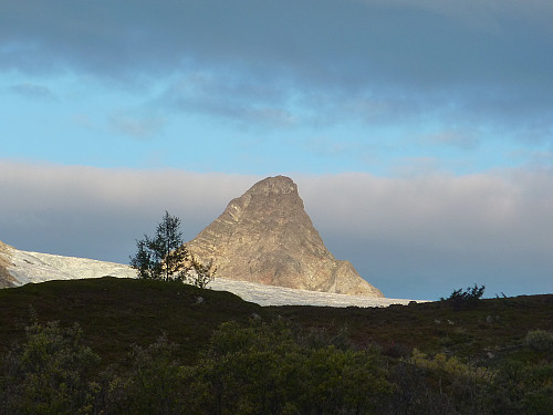 Sfinxen ligger over Steindalsbreen