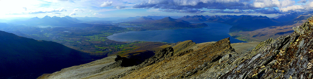 Panorama west to east. Blåtindan, Breidtinden and Fiskelaustinden on the left, Lavangsdalen peaks in the centre and Lyngen to the right