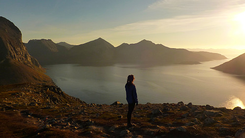 Christina nyter utsikten over havet og Sessøya