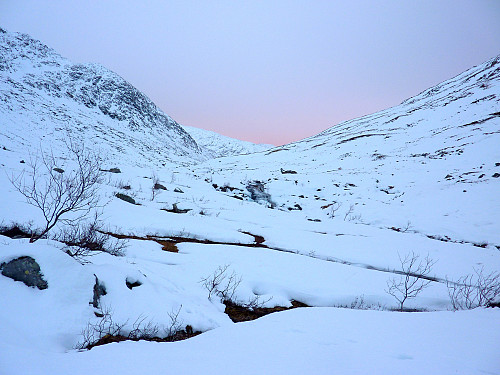 Pink hues over Straumsaksla and Skittenskarfjellet on the way back