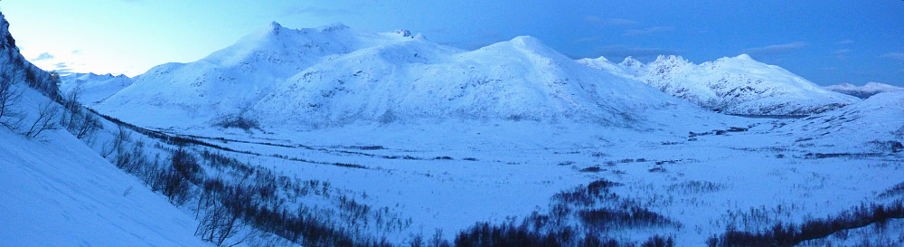 Utsikt mot Storsteinnestinden på nordsidea av Kattfjordeidet