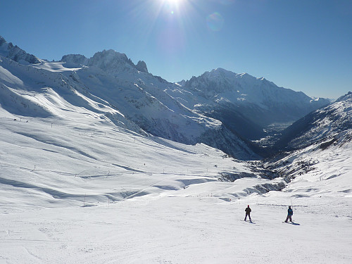 Tror jeg klarer meg en uke i slike omgivelser :) Her er utsikten mot sør, tatt fra skibakken under Tete de Balme. Mont Blanc ligger langt ned på venstre sida av dalen