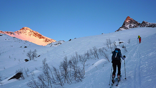 Et lite stykk forbi skogen, Skitntinden til venstre og Djeveltanna til høyre
