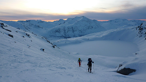 På veien oppover, Trollskarvatnet i bakgrunnen