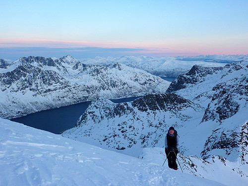 Kamila nærmer skitoppen, Ersfjorden bak.