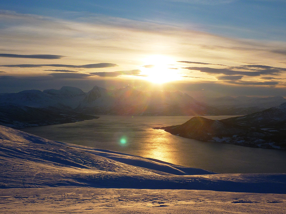 Stemningsbilde. Solskinn over Balsfjord.