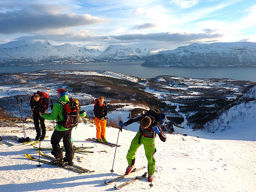 Re-gathering after the icy part. Olderdalen and Kåfjord in the background.