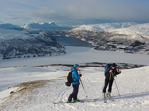 Utsikten vest over Ramfjord. Bentsjordtinden i horisonten
