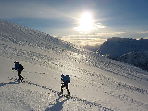 Siste stykke mot skitoppen i strålende sol