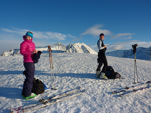 Siv Hilde og Kamila på skitoppen med Hamperokken i bakgrunnen