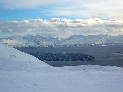 Et kortvarig glimt av blå himmel over Lyngen