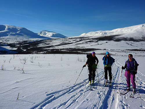 Kirsten, Trine og Ann Kristin et kort stykke etter å ha forlatt Snarbyeidet