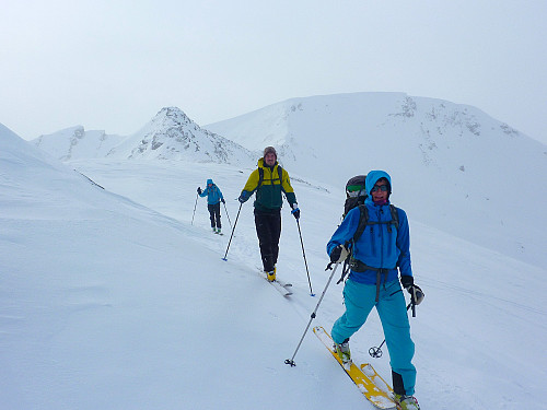 Ole Jacob og Renate går langs toppryggen, like før vi måtte sette skiene