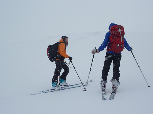 Elise og Trine et lite stykke før skitoppen