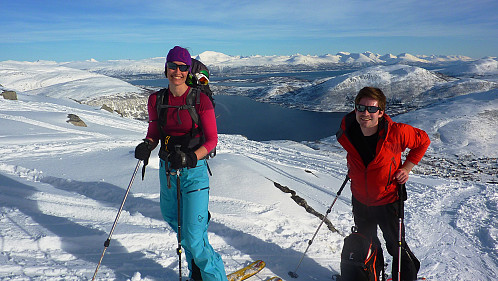 Renate og Nicola omtrent halvveis opp fjellet