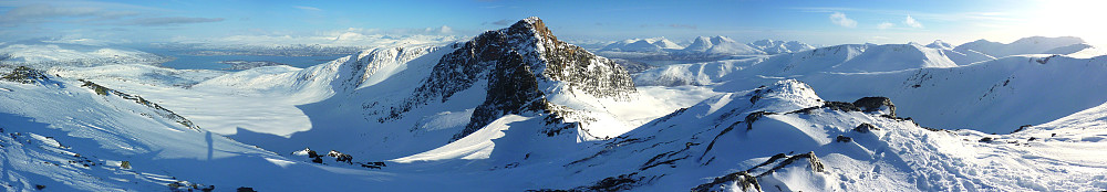 Panorama fra toppen, utsikt mot sør. Nordvestryggen av Stålhovet midt på bildet. 