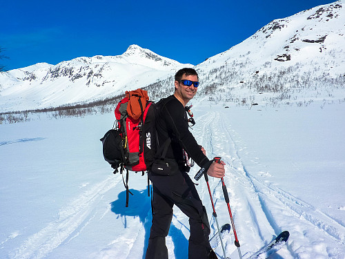 Jon ved foten av Skitntinden