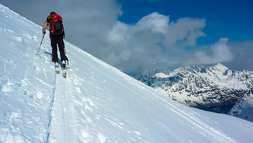 Jon på veien opp til skitoppen