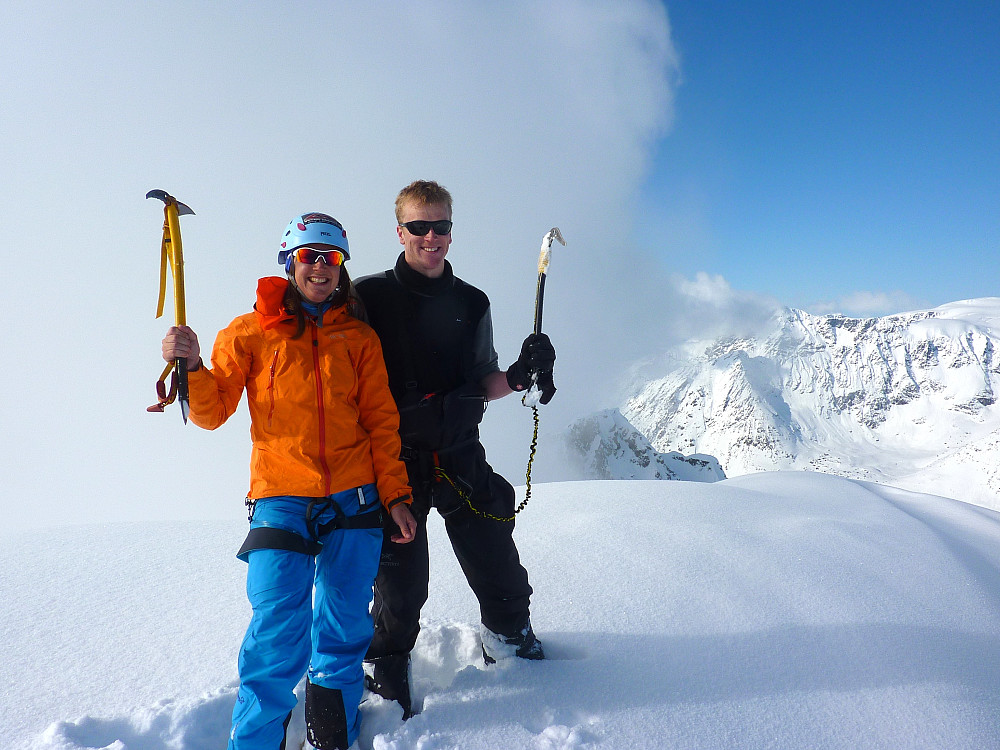 Elise og Øyvind jubler etter å ha nådd toppen av et skikkelig kult Lyngenfjell