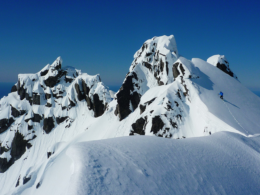 Øyvind på tur til hovedtoppen, sett fra skitoppen