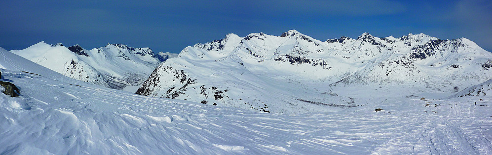 Utsikt over Kattfjord mot bl.a. Nordfjordtinden, Blåskredtinden, Middagstinden og Skitntinden når man kommer opp på ryggen