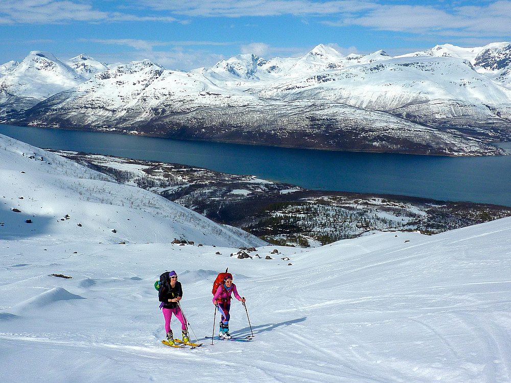 Renate og Elise med i vakre omgivelser. Fortsatt blå himmel.