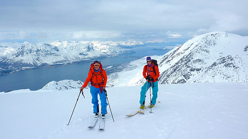 Elise og Renate på ryggen. Fortsatt med ski på beina.