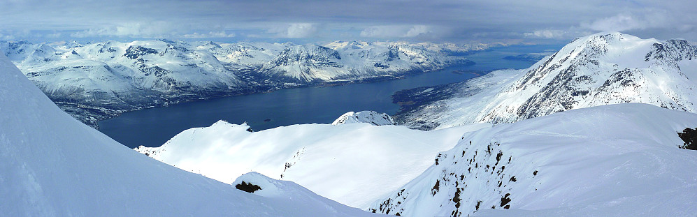Utsikten nordvestover/nordover i retning Sjursnes