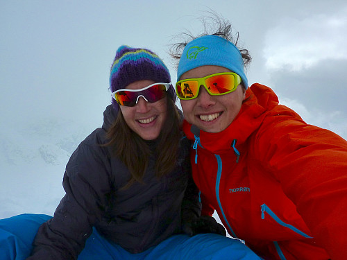 Fjellfie med Elise på toppen av Holmbukttinden